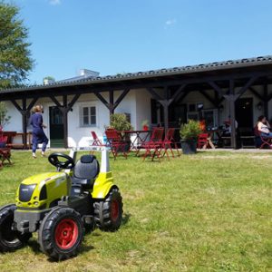Spielzeug-Traktor auf dem Ökodorf Brodowin Radweg nach Prenzlau